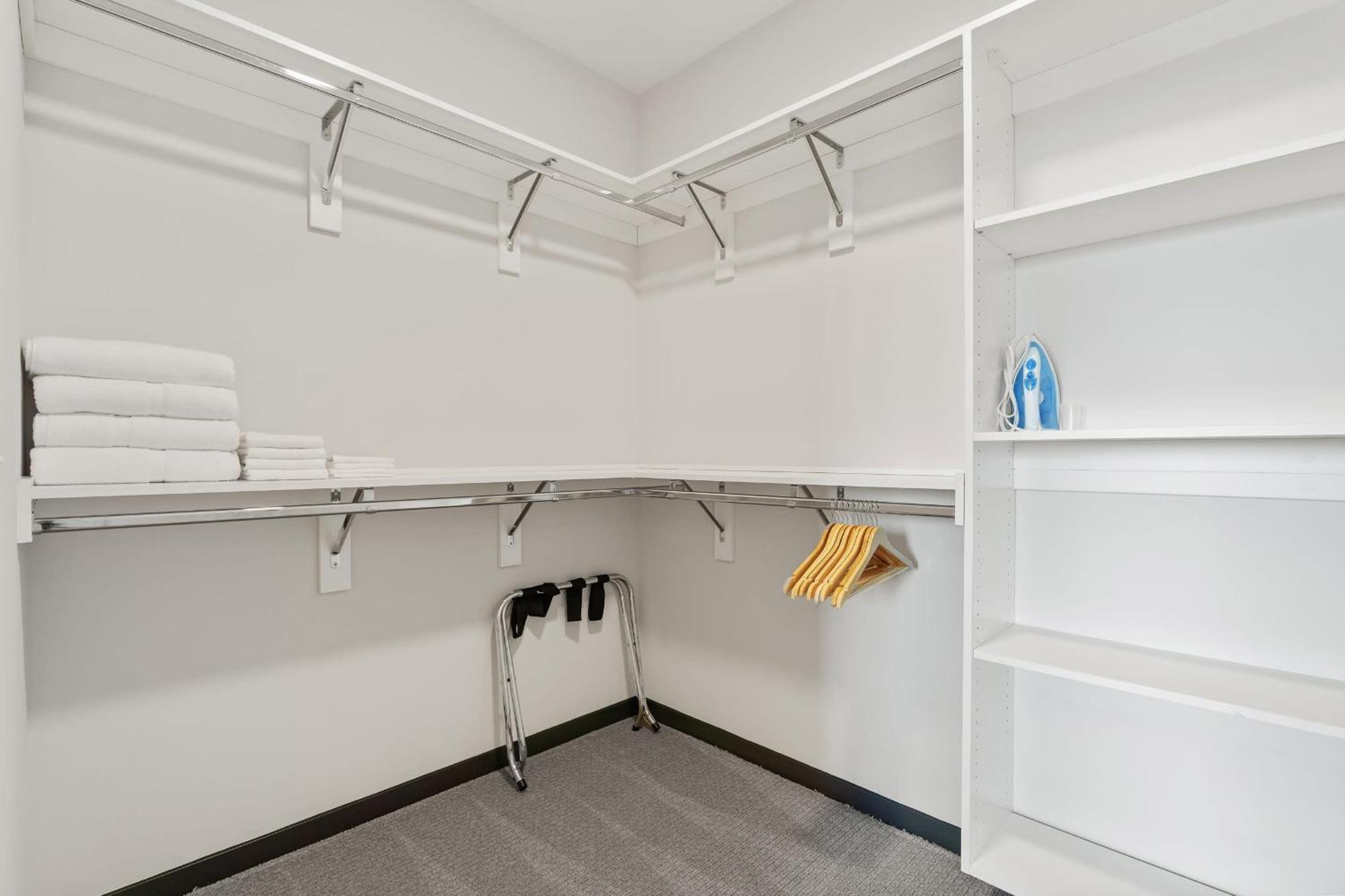Cozysuites On Mass With Garage Parking #6 Indianapolis